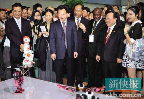 省委常委,广州市委书记万庆良等领导与来宾在参观机器人展示.