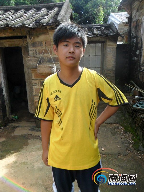 文昌男孩考上二本愁学费 年入4000元养活一家