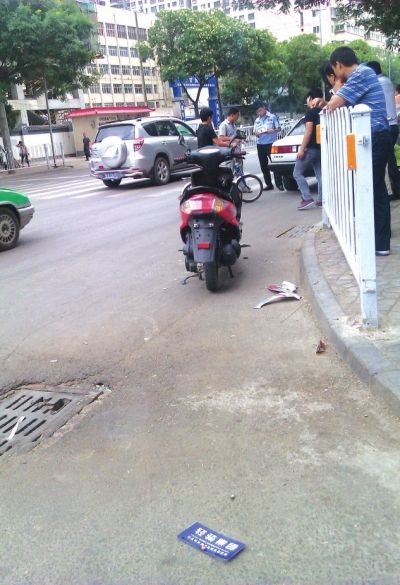 兰州平凉路与和政路十字路口发生一起交通事故