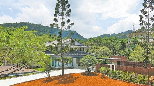 有空调篮球场 小猪罗志祥在新北市万里买了近千坪土地,并搭建了约百坪的日式风格建筑当新家。 图片来自台媒 中新网8月20日电 据台湾媒体报道,罗志祥(小猪)去年吸金6.2亿元(新台币,下同),今年上半年收入3.5亿元荣登吸金王,他曾表示想盖流浪动物收容所,为妈妈圆梦。据悉他以3500万元买下千坪(1坪约合3.