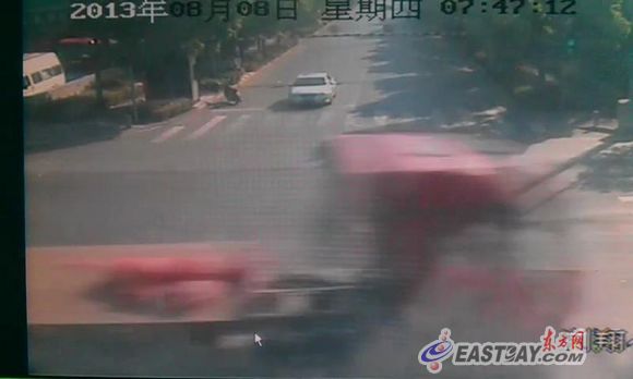 嘉定一挂车撞死电瓶车女司机监控显示挂车涉嫌闯红灯
