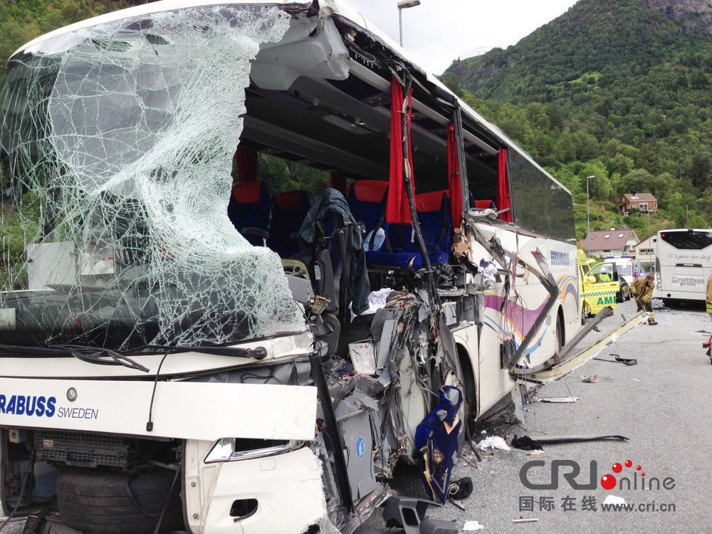 中国台湾游客大巴挪威发生车祸 已致2死多伤(