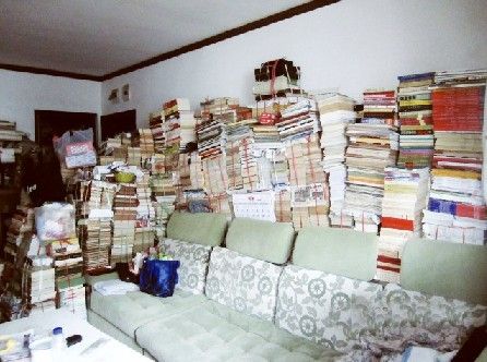 54岁的班先生爱书成痴 40年藏书10万本