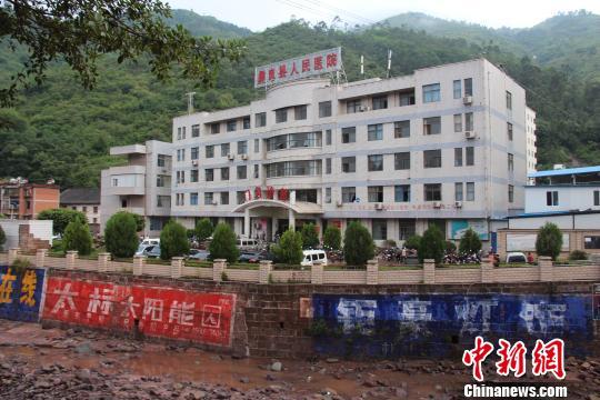 滚动新闻 > 正文   原标题:云南彝良发生山体滑坡 县医院住院大楼遭