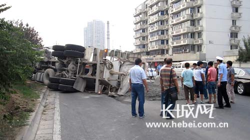 天津:水泥罐车为躲避轿车致侧翻 造成交通拥堵