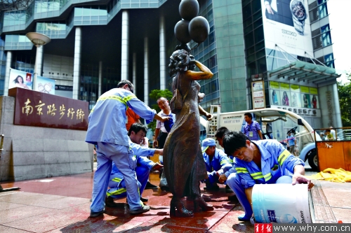 南京路步行街景观雕塑被泼油漆 肇事者已被警