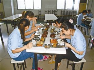 雷松电子厂员工发病系食物中毒