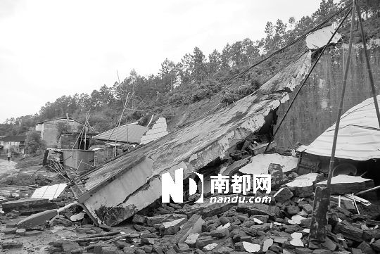 马山村倒塌的房屋。南都记者 罗煜明 摄 南都讯记者罗煜明 12时08分,与外界失去联系长达6天,村中粮食再过一天就会告罄的宝口镇禾多村,终于迎来了第一批政府救灾物资。 面对送去的食油和大米,可能是因为等待太久的缘故,村民们既不显得十分喜悦,也不觉得过于悲伤,他们还算有序地领完了自家应该领到的救助份额,然后默默地走回临时居所生火做饭。