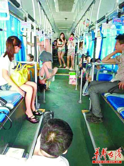 长沙钢管公交车上跳阿姨美女溜冰舞劈叉叫板美女/图图片