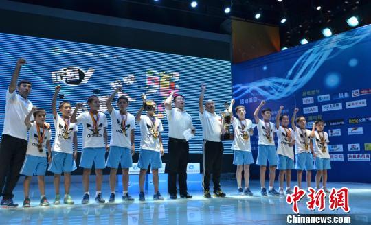 新疆首届网络文化节开幕 乌鲁木齐小学足球队