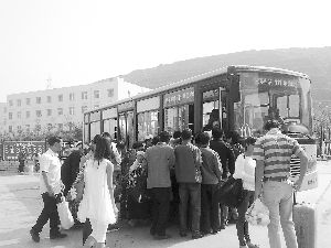 甘肃兰州新汽车南站运营满月 公交不给力黑车