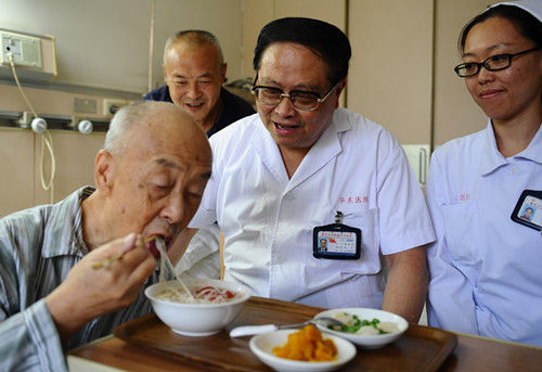 甘肃九旬老人身患胃癌手术根治安然进食(图)