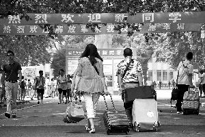 同济老生提前返校迎新 贫困生拿到路费补助