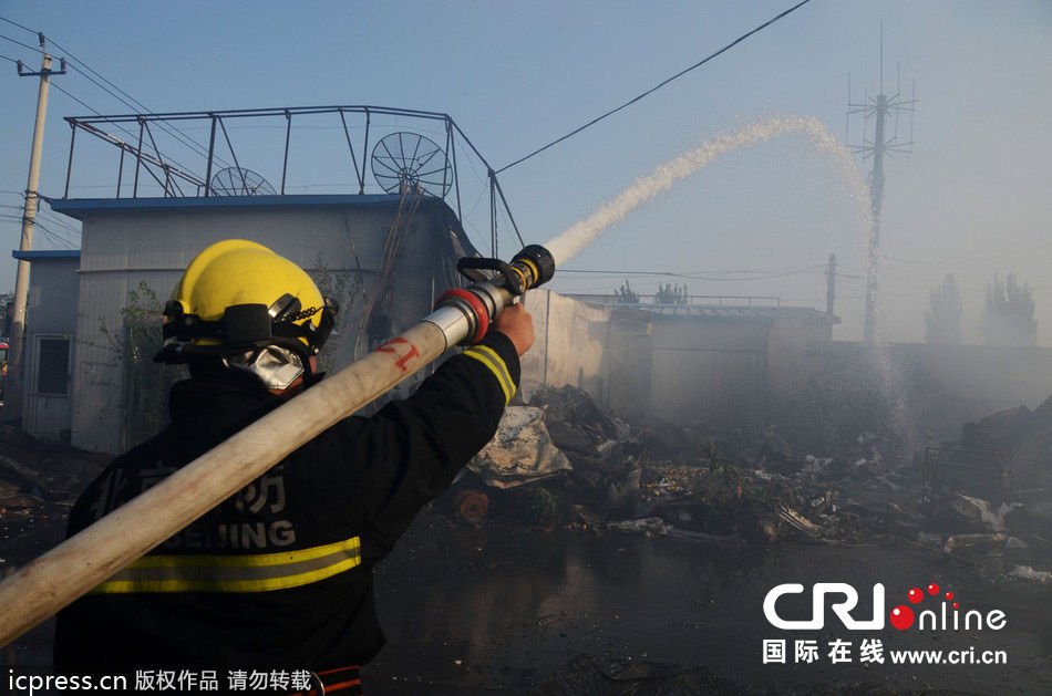 北京新发地水果市场发生火灾 火苗窜出5米高(
