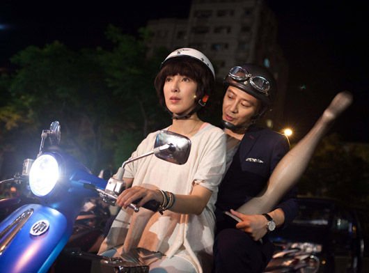 孙耀威新戏紧抱女模黑丝假腿 自嘲好像变态色