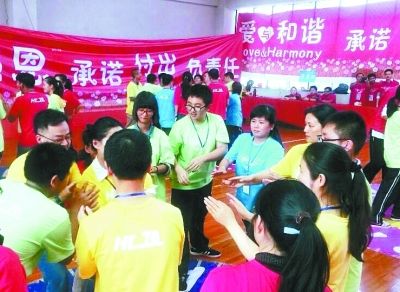 30余位企业家进校园和学生做游戏