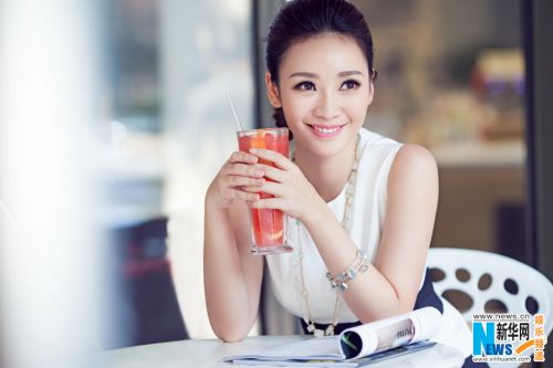 足球宝贝柳岩<em>淑女装</em>出镜 <em>性感</em>女神演绎知性(图