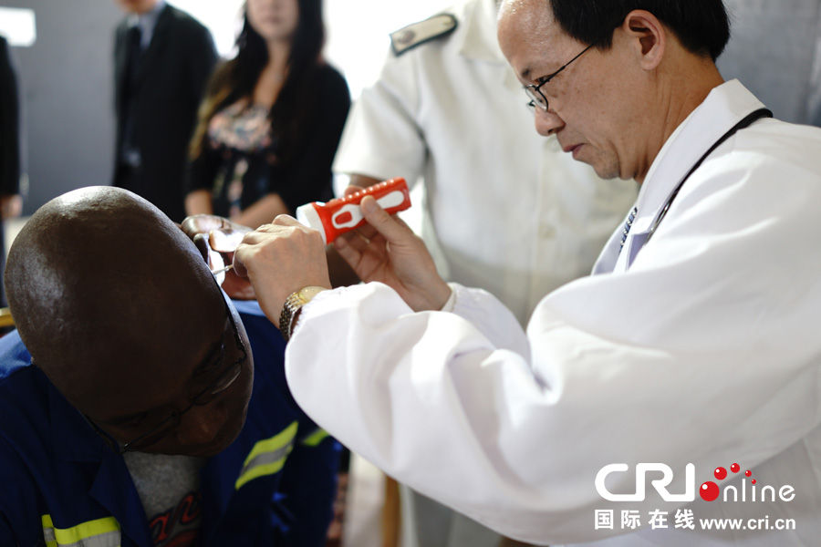 中国驻津巴布韦医疗队举行义诊活动 获当地百