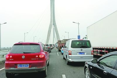 天兴洲大桥严重堵车。