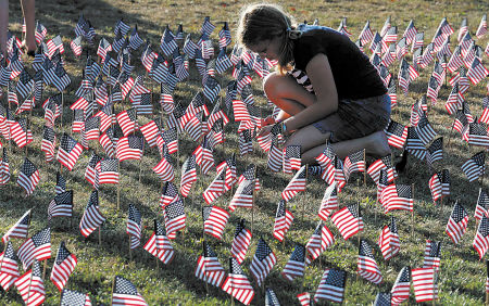 一名少女插下纪念"9·11"恐怖袭击事件遇难者的小国旗