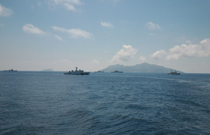 高清:中国海警7艘舰船编队巡航钓鱼岛 被日本