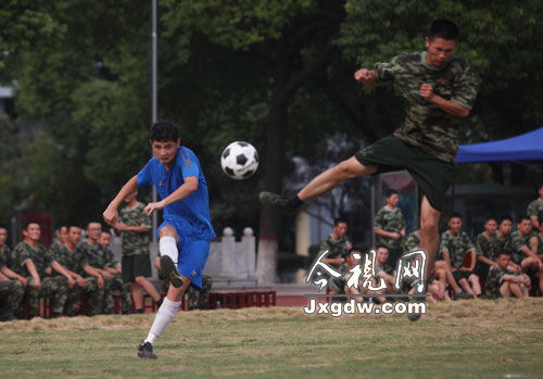 江西联盛与省武警举行军民联谊足球赛