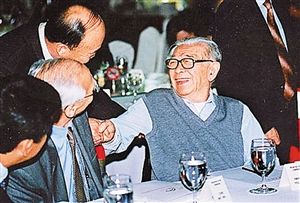 1000名经济学家_...卫视吴小莉对话经济学家陈志武