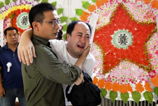 保定牺牲刑警高振国追悼会举行 400人送行