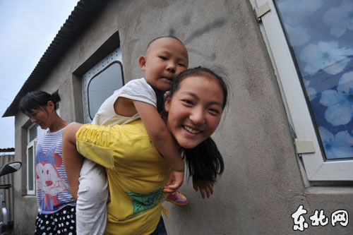 “烧烤女孩”高雨欣:孝心扮靓“双龙城”_资讯频道_凤凰网