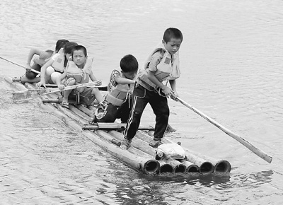 小学生乘竹排上学方案:村内就近设教学点
