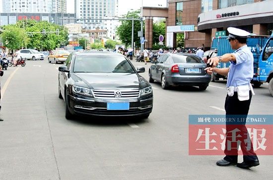 南宁交警抓拍单行线车辆逆行近2万起 你逆行过