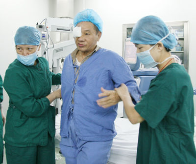 厦门:现场直播四名顶尖眼科专家手术