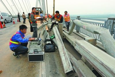 技术人员检测桥梁受损情况。