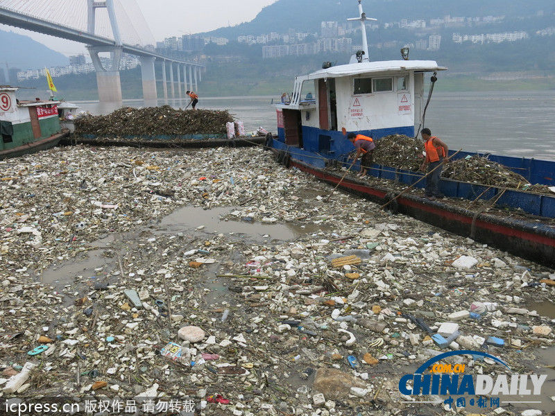 2013年9月24日,重庆市云阳县长江大桥水域,清漂船在长江三峡库区缓流江段打捞、搜寻聚集的水上漂浮物。华龙/东方IC