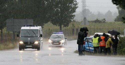 Asunta的养父母被关入警车驶往监狱。(西班牙欧浪网援引埃菲社)