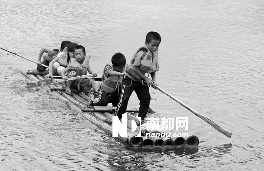 广西藤县22小学生不用划竹排就能上学了