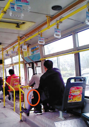 公交车上小偷行窃 市民拍下视频过程