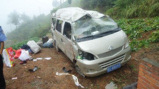 面包车翻下山8人受伤 竹山民警紧急救援(图)