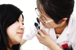天津医大眼科医院工作人员为教师开展免费检查