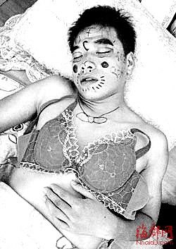 台女子恶整醉酒<em>老公</em> 画花脸戴<em>胸罩</em>示众_资讯频