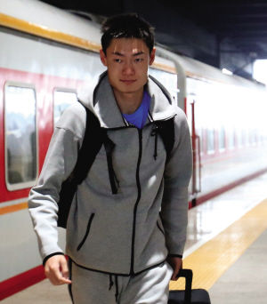 田径最大牌明星驾到张培萌乘火车抵达沈阳_资