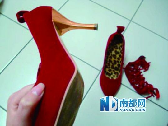 蠢设计 茶包标签太容易被拽进水杯里 平时经常泡茶包的人,一定有这样的经验。只需要回个头的时间,茶包线和标签就齐刷刷地被吸了水的茶包拽进茶杯里啊!如果此时水很烫,恭喜你,终于走进了捞不是不捞也不是的人生迷茫中!就不能像台湾或日本那样,在杯子上留个小凹槽,方便放茶包吗? 高跟鞋胶垫,掉了找不到鞋匠修 10年前,我们会原谅高跟鞋设计者在鞋跟底部安装的那个胶垫,那是防止高跟鞋的根部磨损,有了胶垫,当鞋跟磨损严重时只要更换一个胶垫就可以了。我们原谅,是因为那时有遍地修鞋的工匠。现在,我们不能容忍高跟鞋设计者还继续