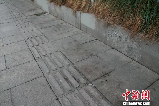 案发现场,经冲洗后,地上仍残留着些许女孩的血迹。 李晨韵 摄