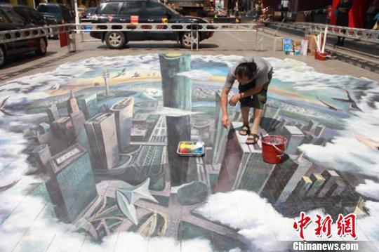 江苏南通油画家杨国祥绘制3D街头地画为中秋