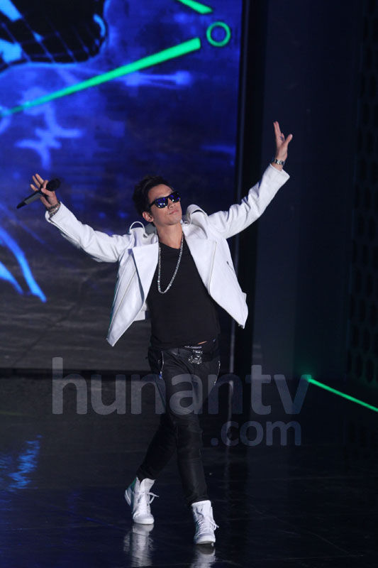 rain热舞助阵快男总决赛不忘卖萌