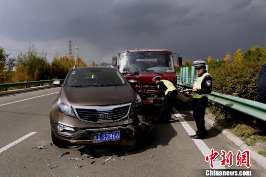 图为6日13时34分发生于宁大高速路的车祸事故现场. 胡贵龙 摄