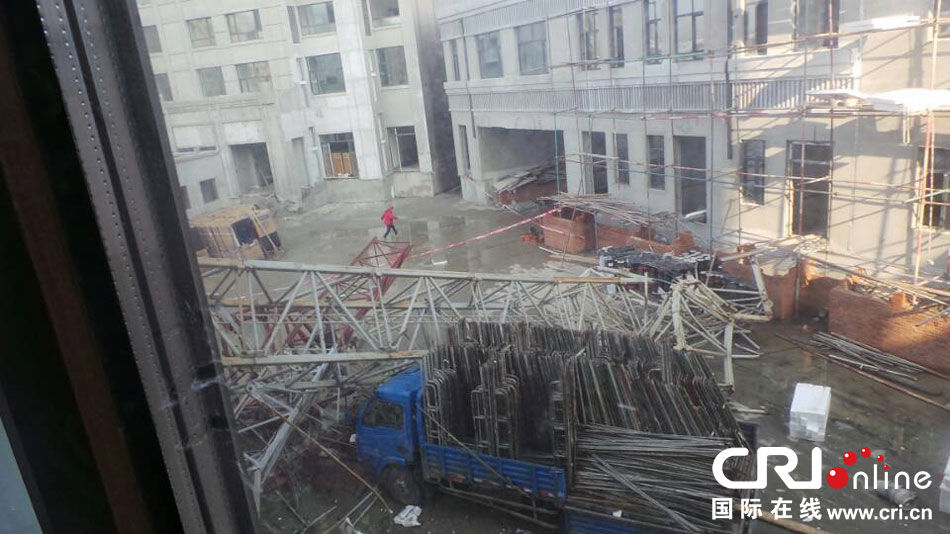 哈尔滨一工地塔吊倾覆致4人死亡1人受伤(高清