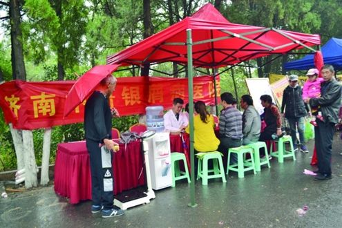 济南中研银屑病医院走进千佛山重阳庙会进行免