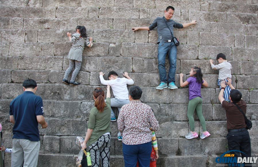南京:攀爬古城墙为拍照 “飞檐走壁”伤大雅_资讯频道_凤凰网
