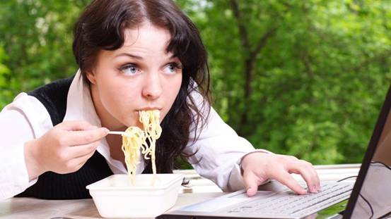 调查显示 近三分之二年轻人吃饭时有看电脑的习惯